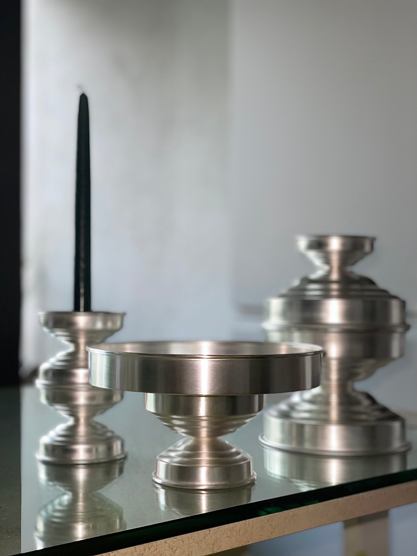 Set di alzate e candelieri in argento Caspal, mise en place elegante per interni sofisticati