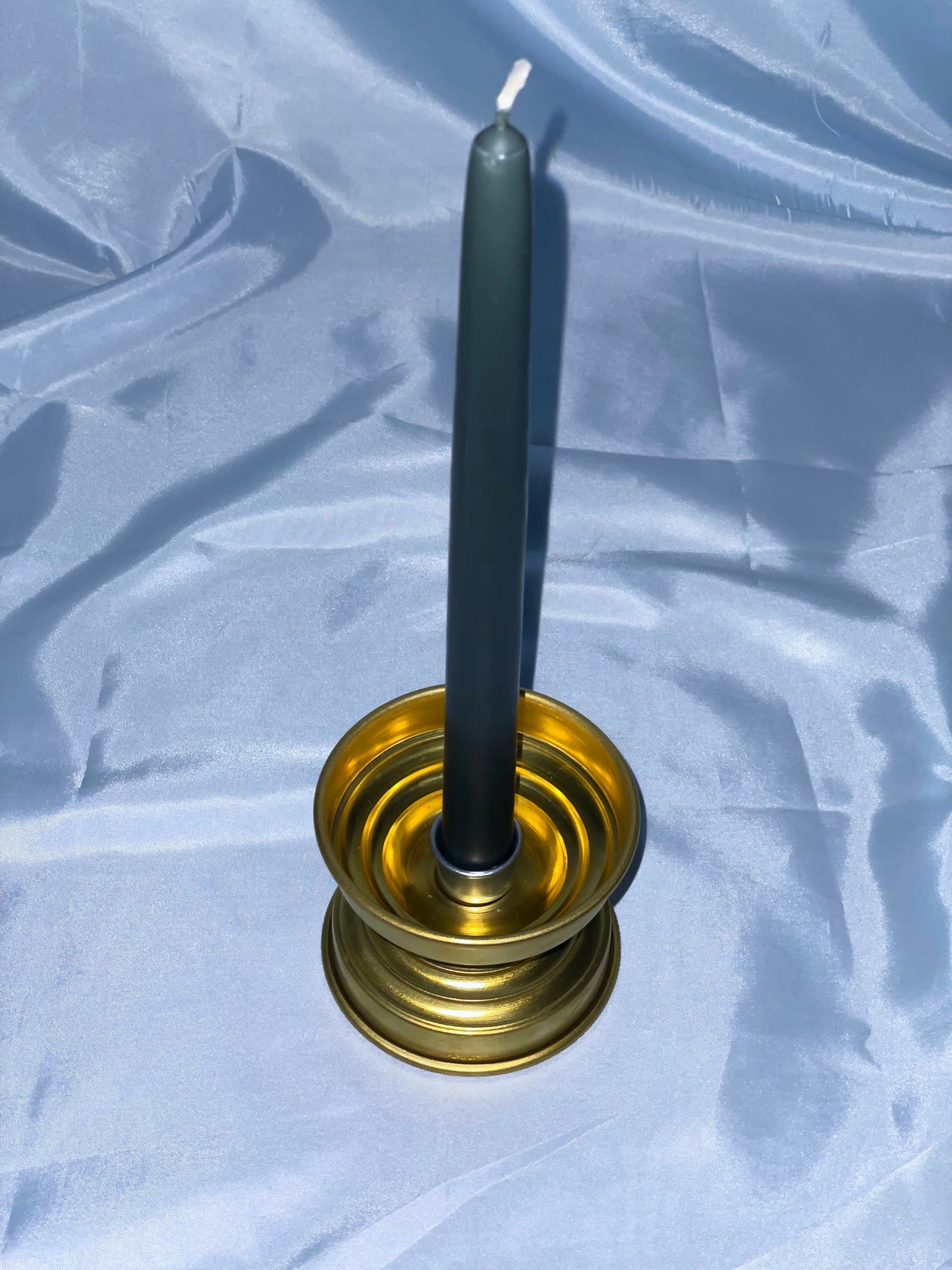 Candeliere in ottone dal design contemporaneo e brillante - candeliere candelabro ottone design contemporaneo mise en