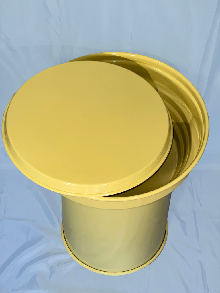 side table design contemporaneo e scultoreo verniciato butter glossy