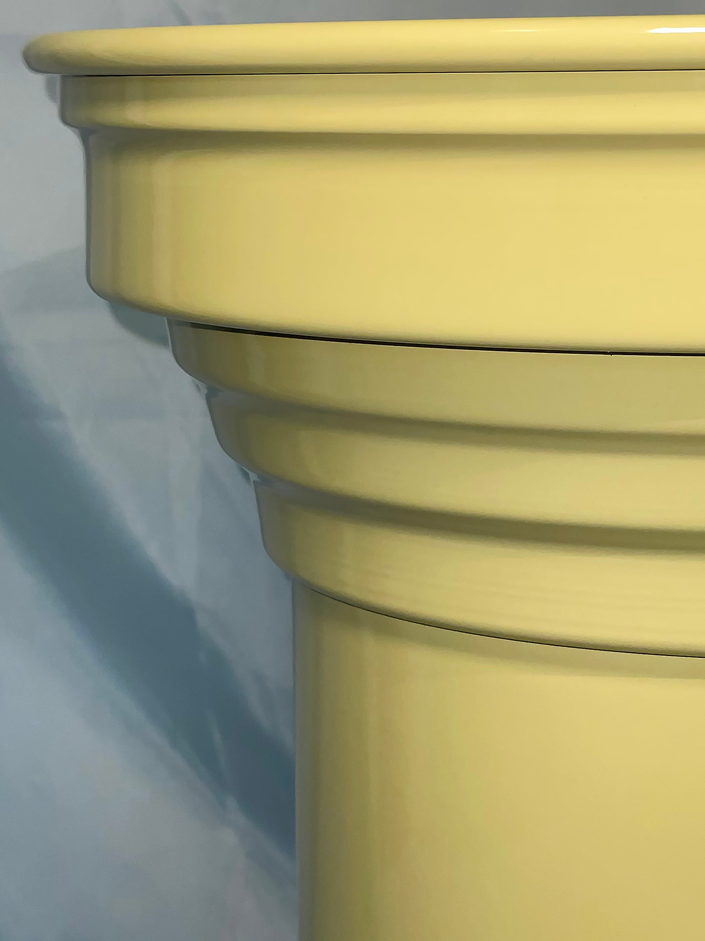 side table design contemporaneo e scultoreo verniciato butter glossy