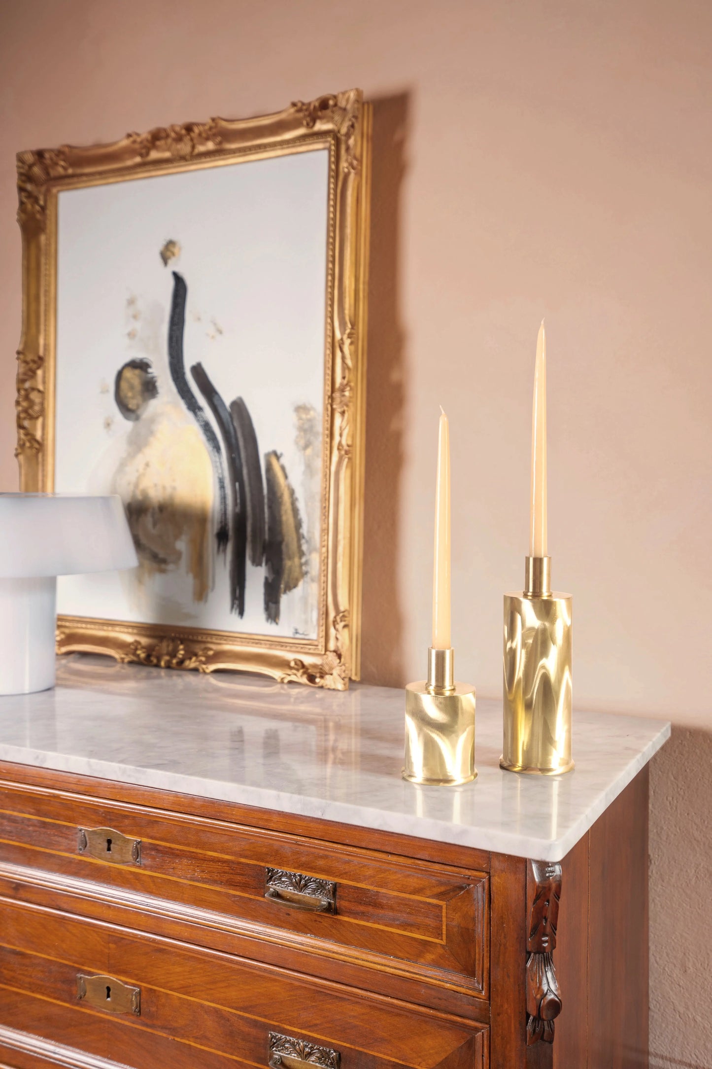 Portacandele design in ottone spazzolato effetto moiré – candeliere decorativo per mise en place elegante