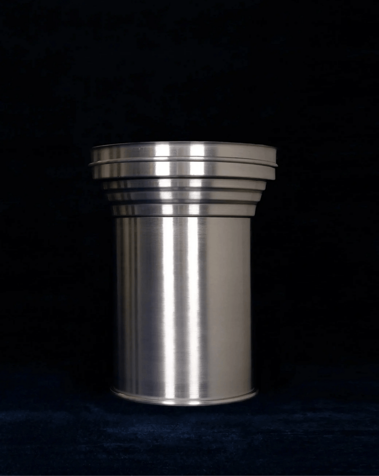 Espositore side table in alluminio spazzolato dal design minimale e contemporaneo - espositore design alluminio