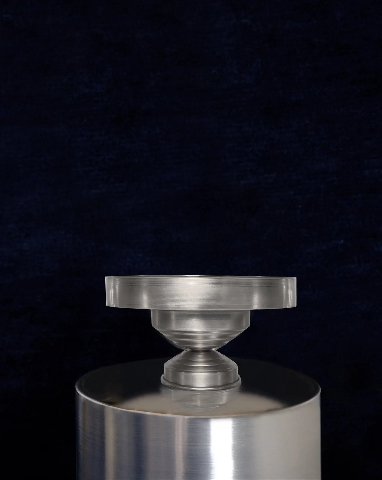Alzata di design in alluminio satinato dal profilo scultoreo - alzatina mini alzatina coppetta alluminio ciotolina