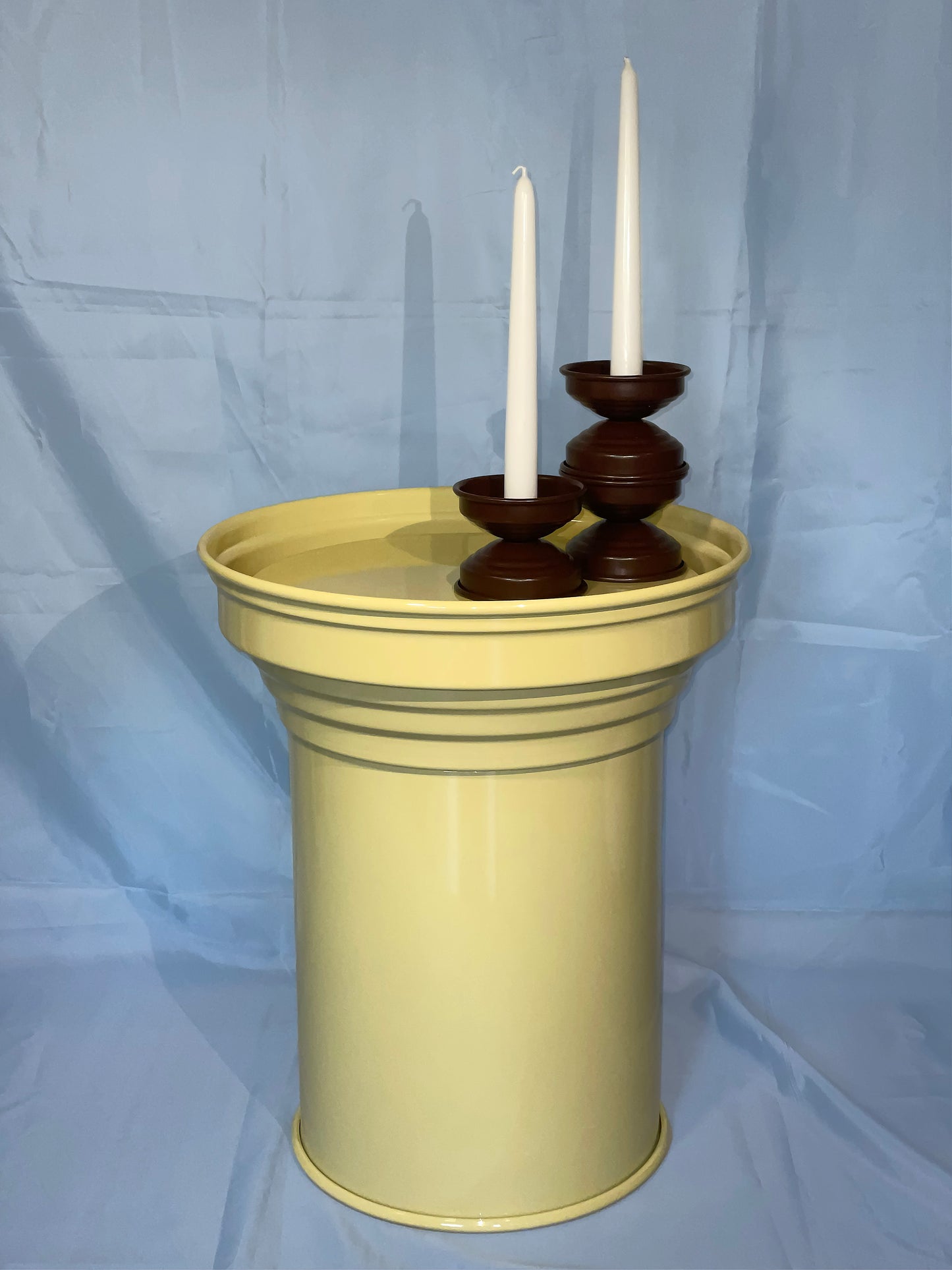 side table design contemporaneo e scultoreo verniciato butter glossy