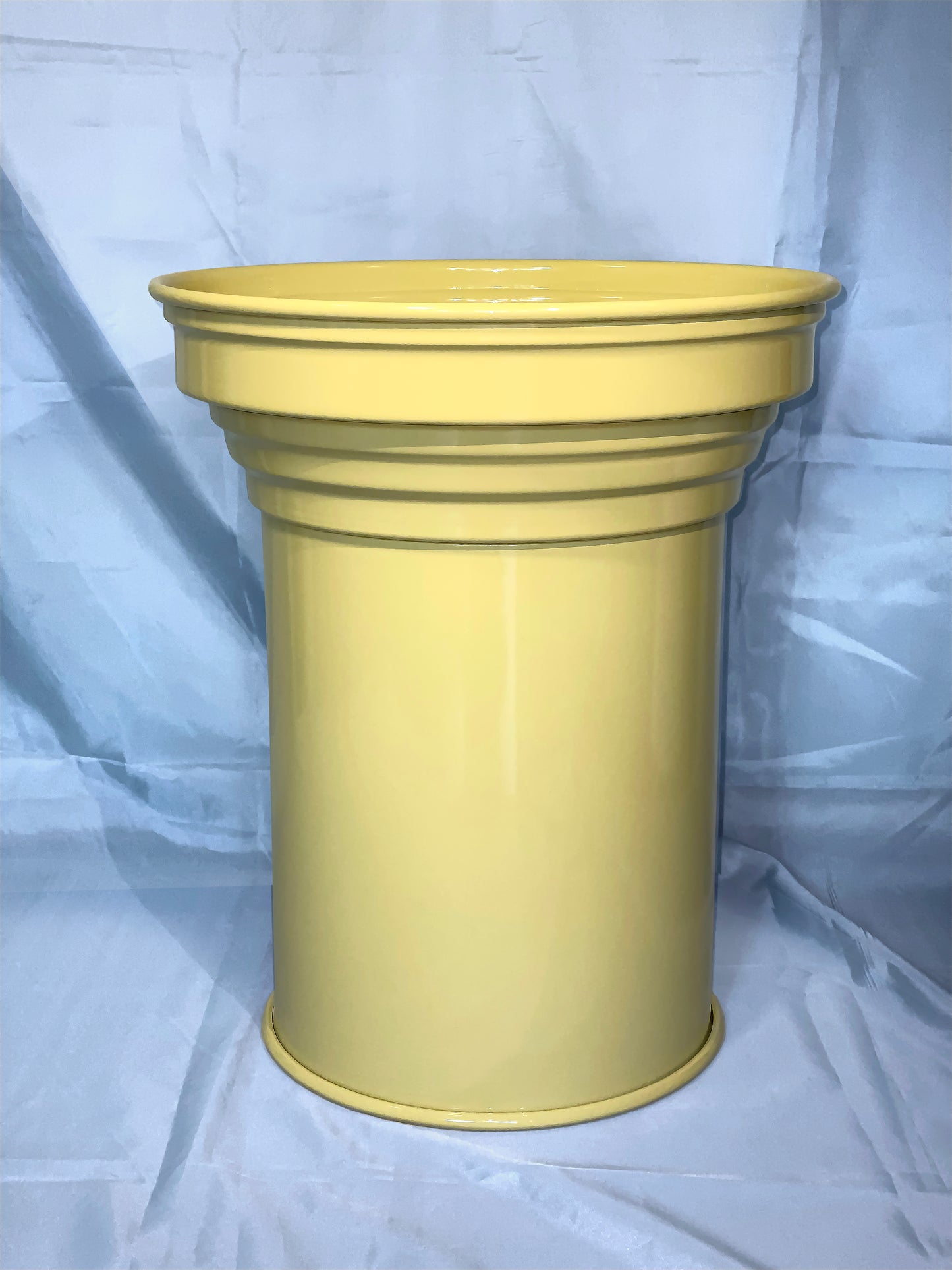 side table design contemporaneo e scultoreo verniciato butter glossy