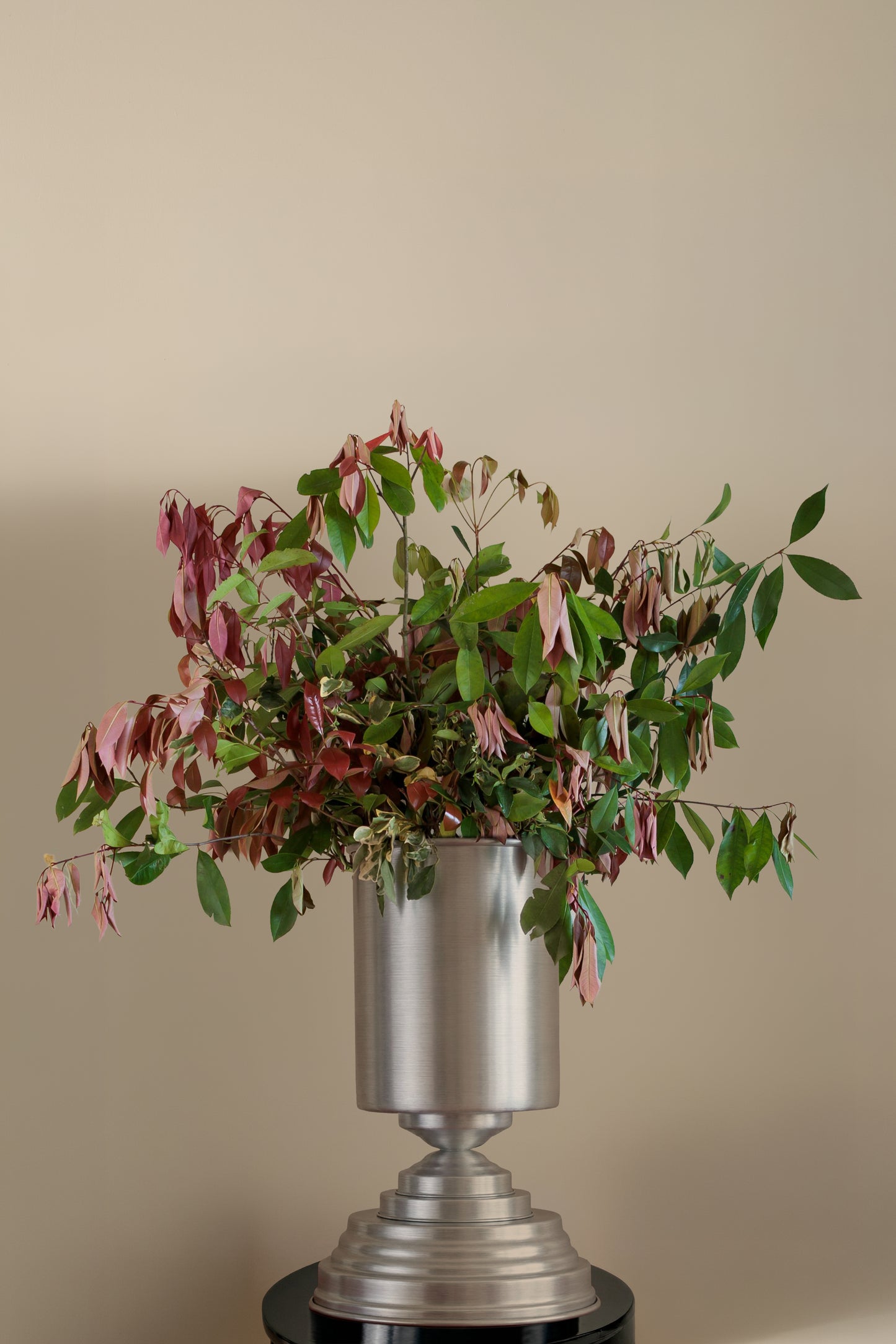 Amphora Maxi porta vaso scultoreo alluminio satinato 38x38x60 cm Caspal Made in Italy Fuorisalone 2026