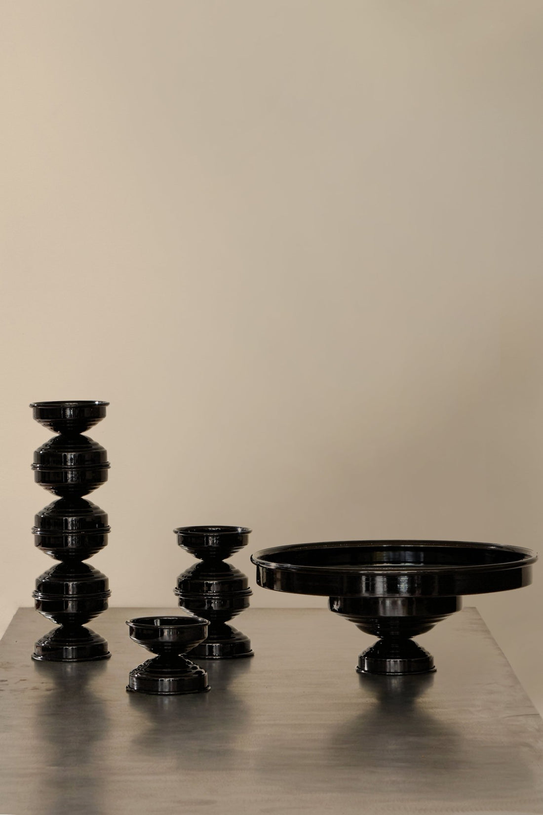 mise en place chic in back lacquered finish