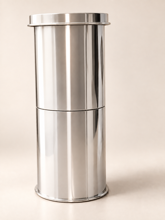 Colonna Espositiva Cilindrica in Metallo Lucido a Specchio dal Design Contemporaneo