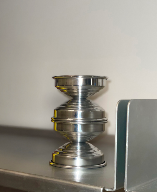 portacandele in alluminio lucido dal design contemporaneo