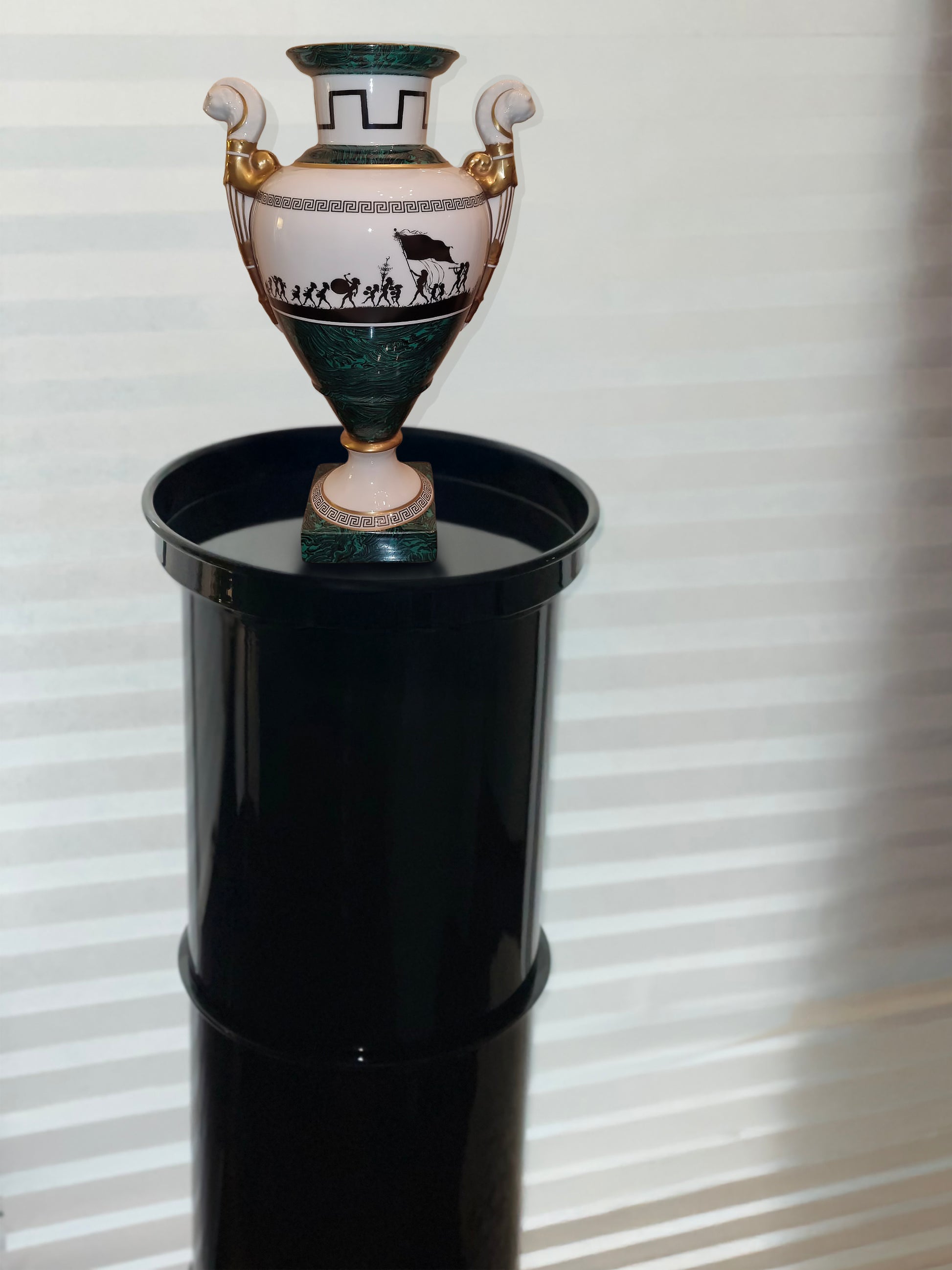 colonna piedistallo espositore design nero lucido dal design contemporaneo