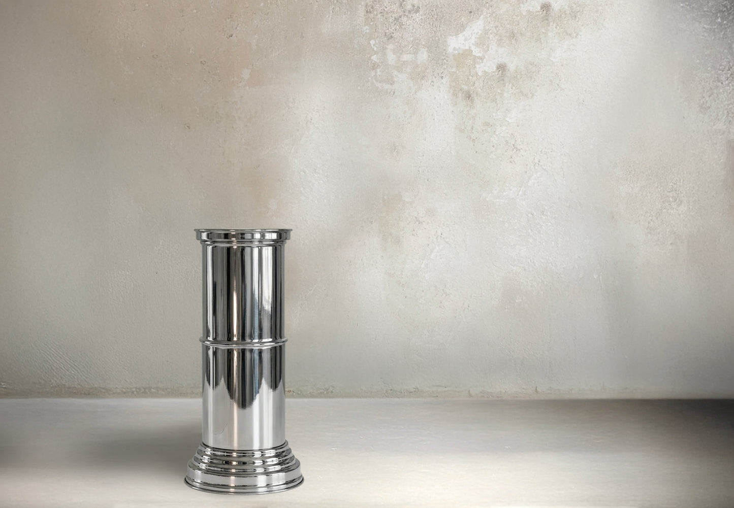 colonna piedistallo espositore in metallo lucido dal design contemporaneo caspal