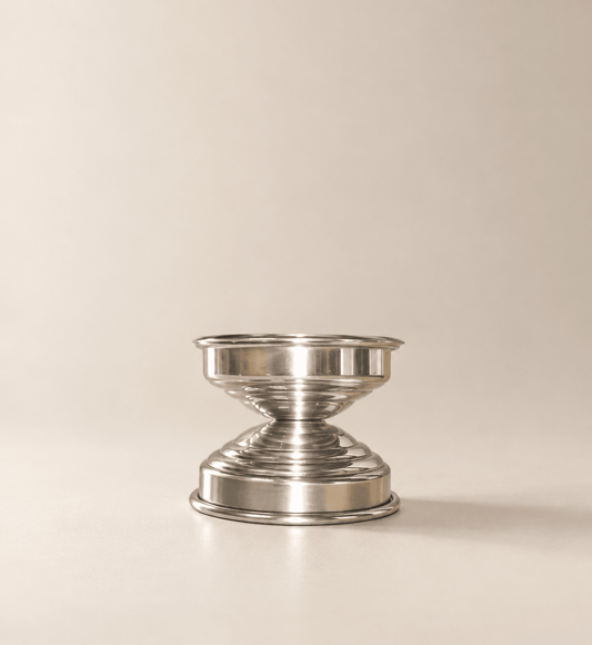Candeliere piccolo in metallo lucido dal design minimale e contemporaneo