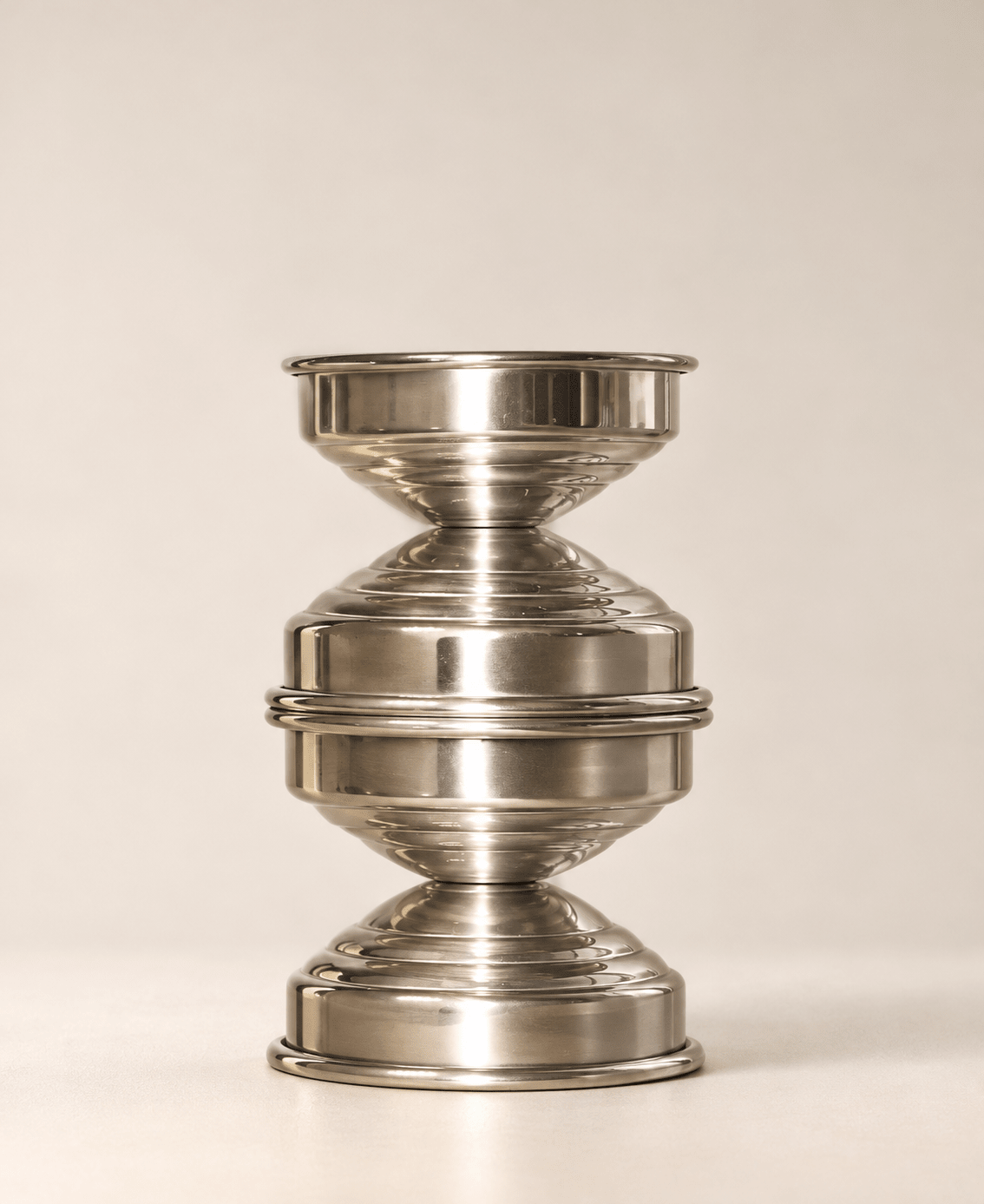 Candeliere grande in metallo lucido dal design scultoreo