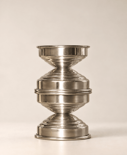 Candeliere grande in metallo lucido dal design scultoreo