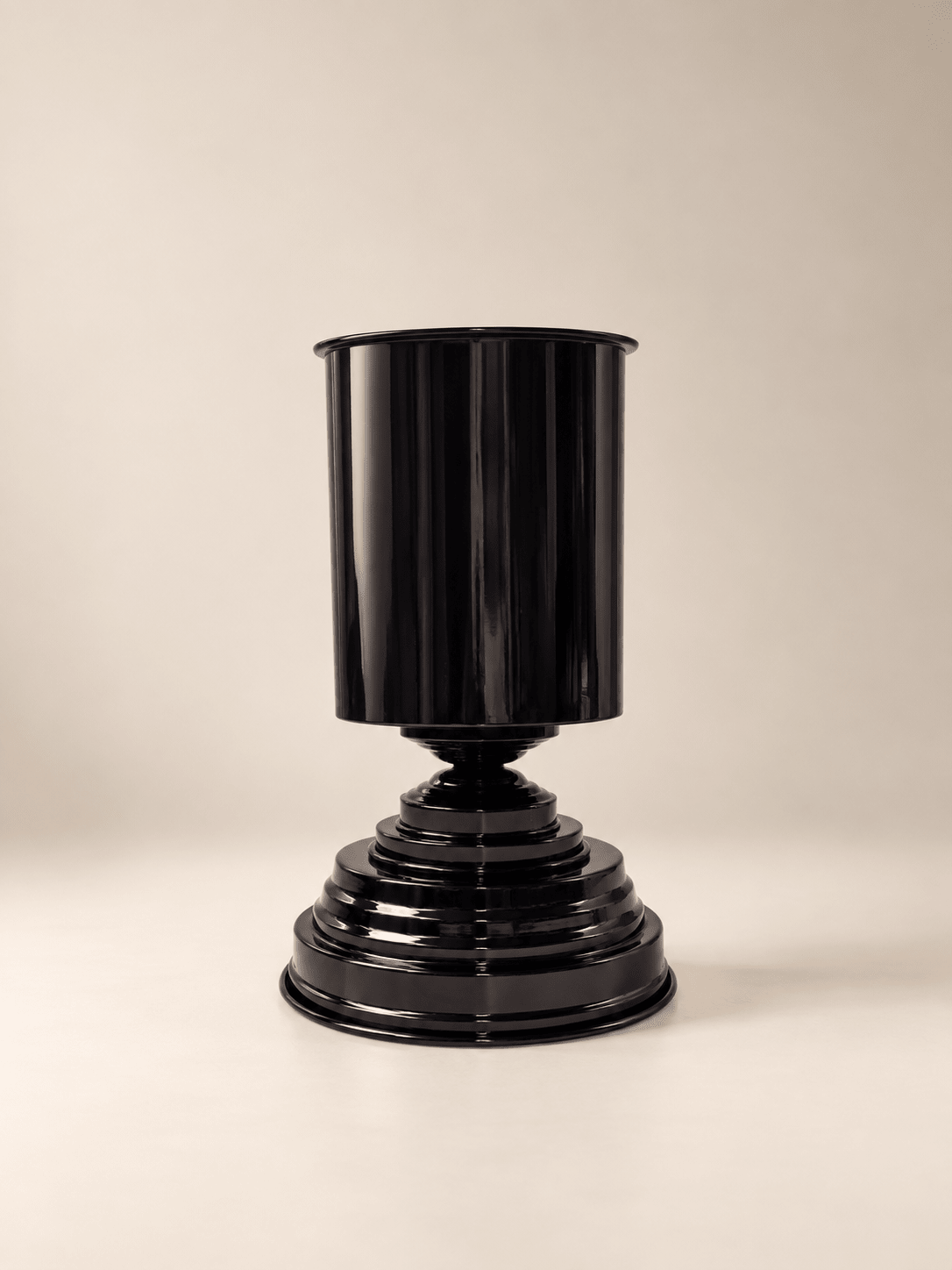 contemporary design vaso anfora in metallo nero lucido
