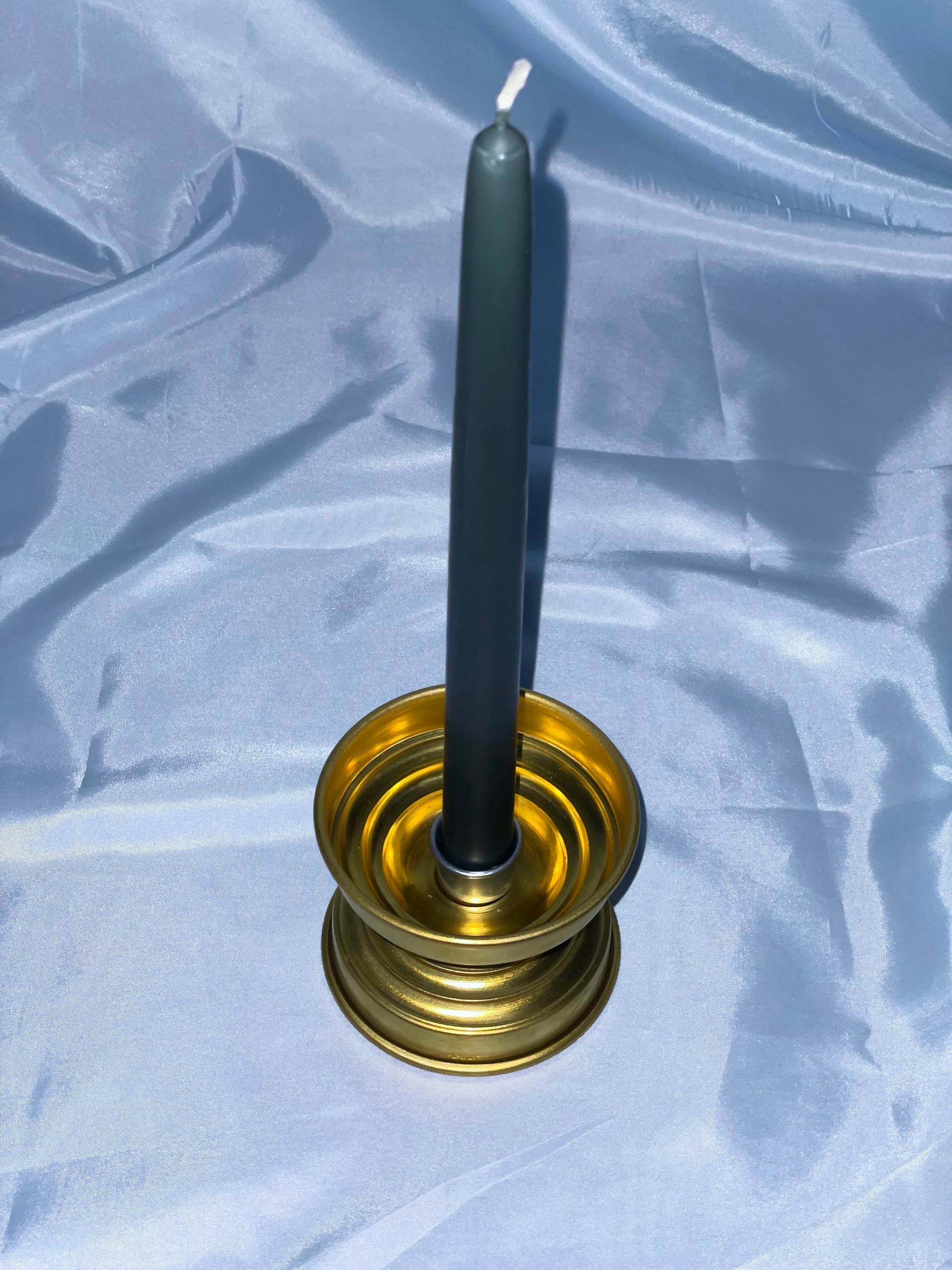 Candeliere in ottone dal design contemporaneo e brillante - candeliere candelabro ottone design contemporaneo mise en