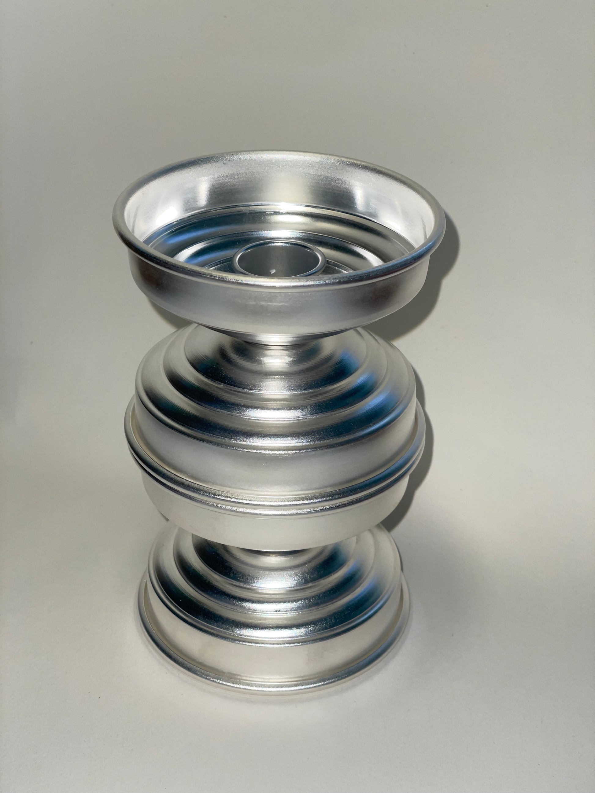 candeliere dal design scultoreo in ottone placcato argento 