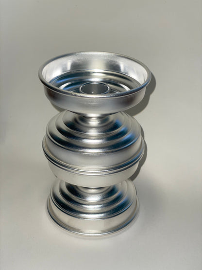 candeliere dal design scultoreo in ottone placcato argento 