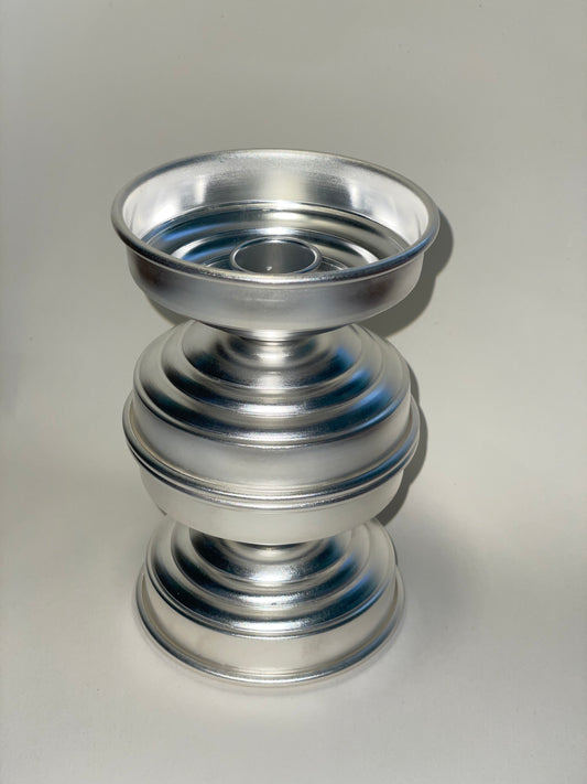 candeliere dal design scultoreo in ottone placcato argento 