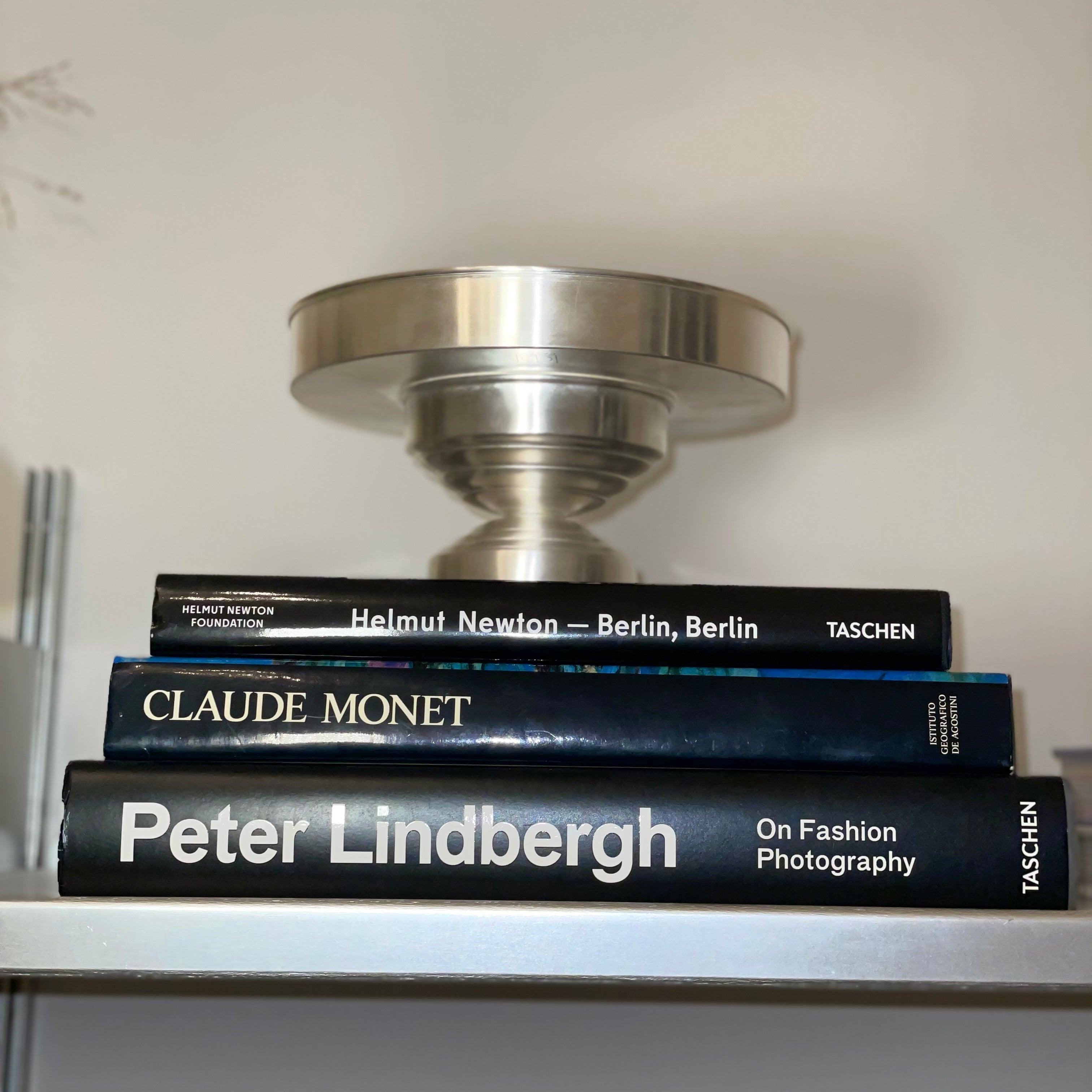 Centrotavola alzata in argento dal design scultoreo ed elegante per mise en place di lusso