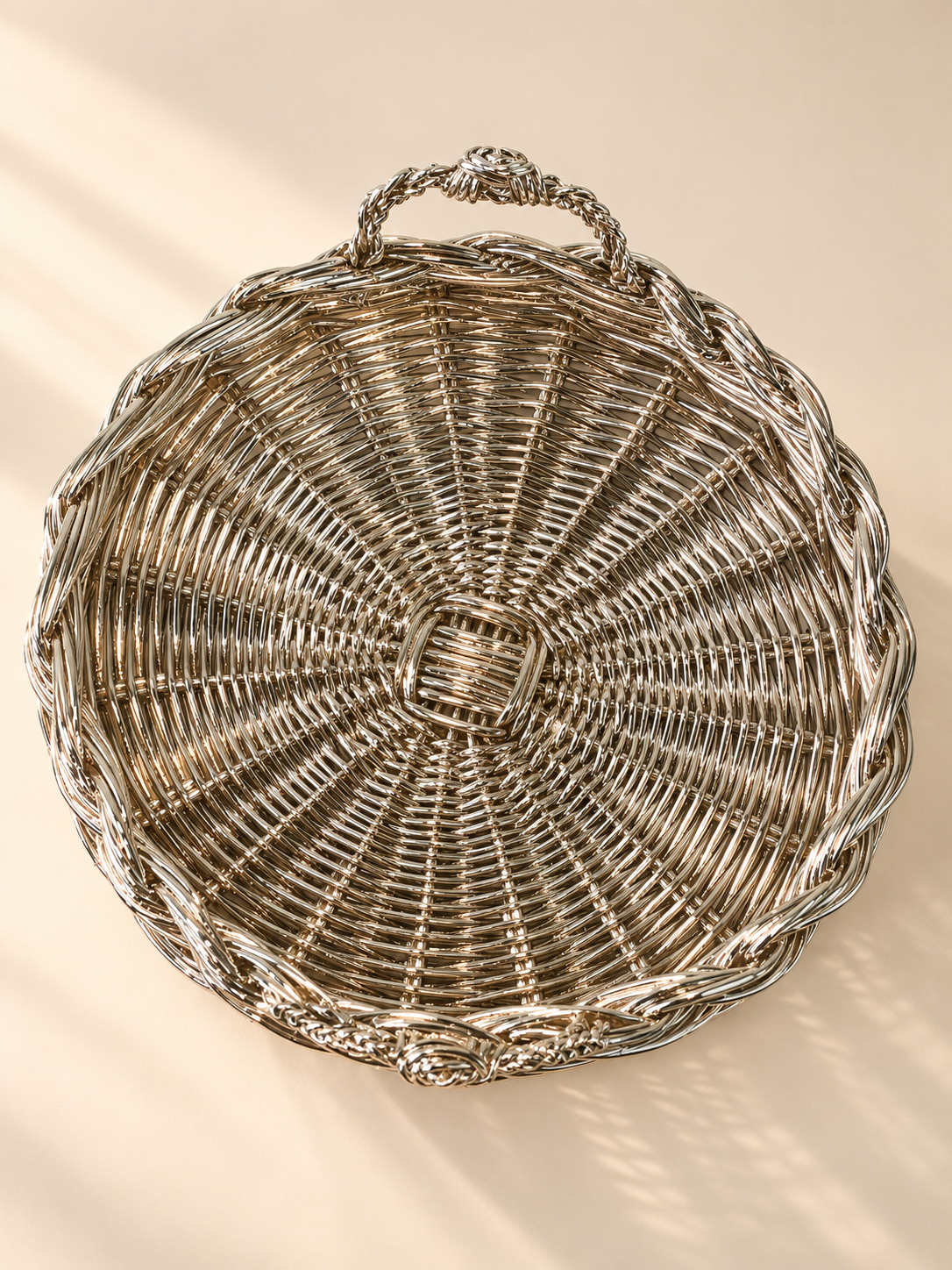 cesto in vimini intrecciato a mano metal plated