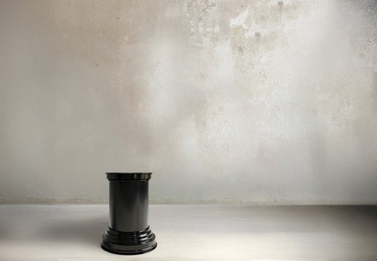 tavolino design scultoreo verniciato nero lucido