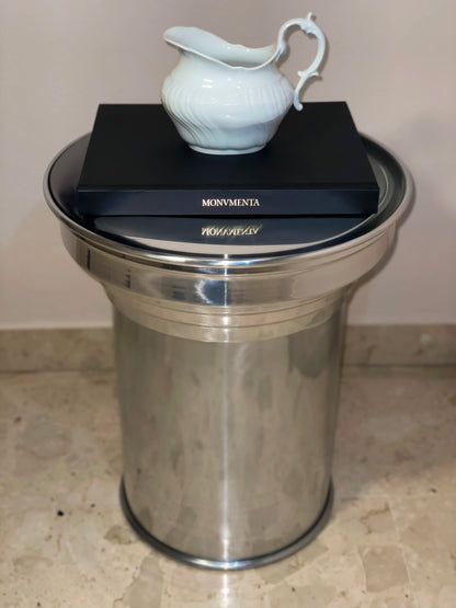 Side table piedistallo capitello design in metallo finitura lucida mirror, tavolino scultoreo dal fascino contemporaneo