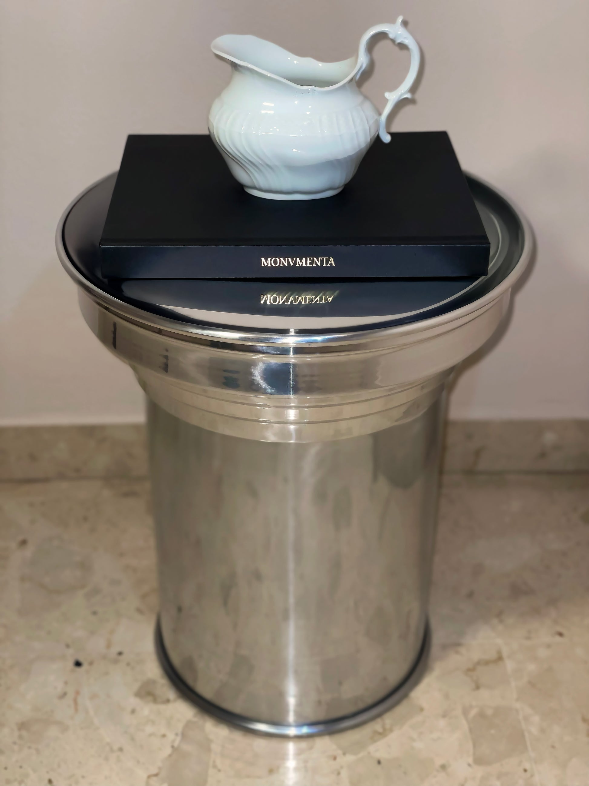 Side table piedistallo capitello design in metallo finitura lucida mirror, tavolino scultoreo dal fascino contemporaneo