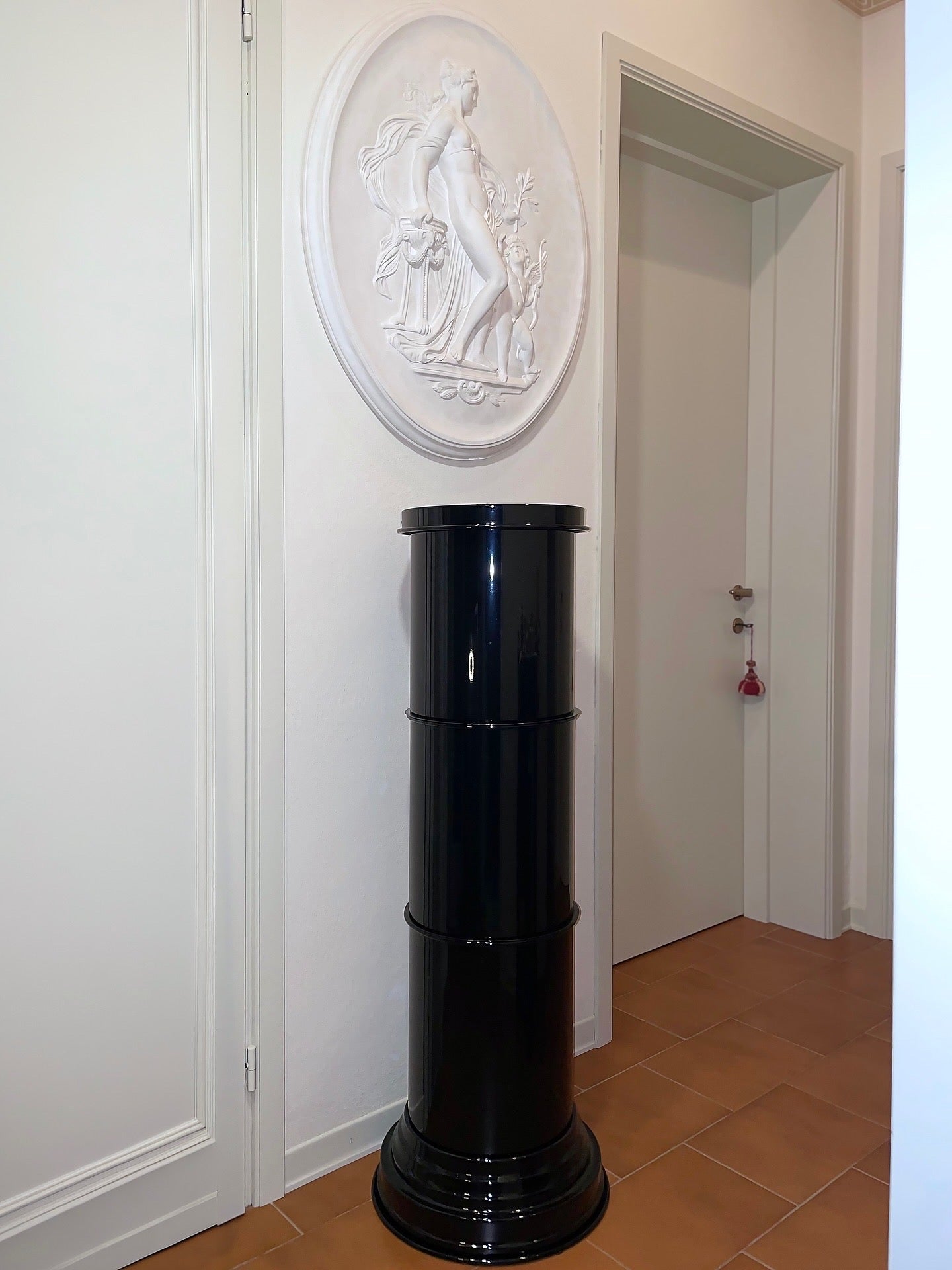 colonna piedistallo in metallo nero lucida di design 