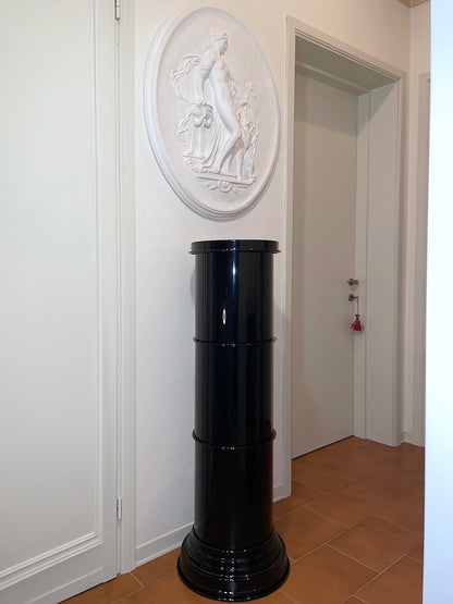 colonna piedistallo in metallo nero lucida di design 