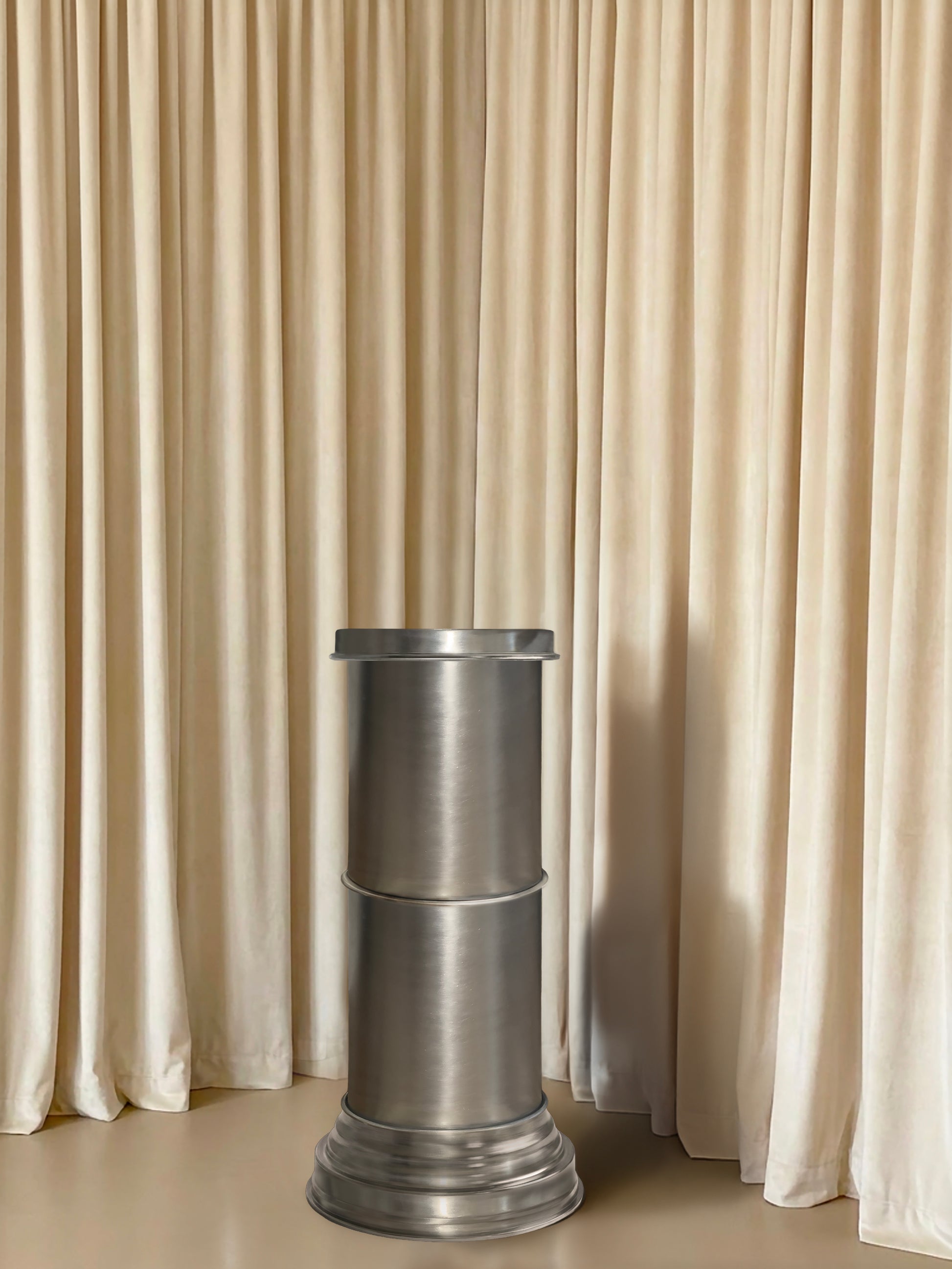 piedistallo design metallo per showroom e hotel