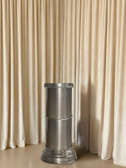 piedistallo design metallo per showroom e hotel