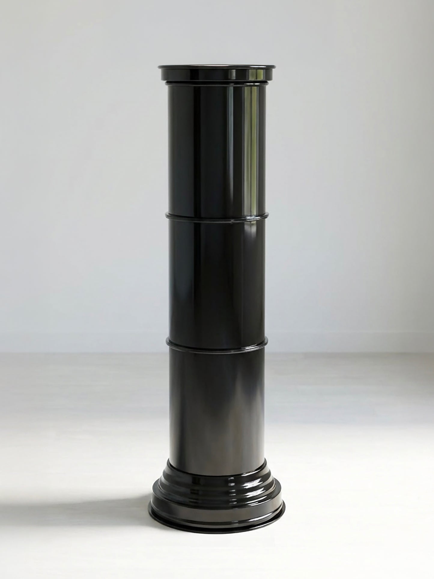 colonna piedistallo design metallo lucido elegante e minimal