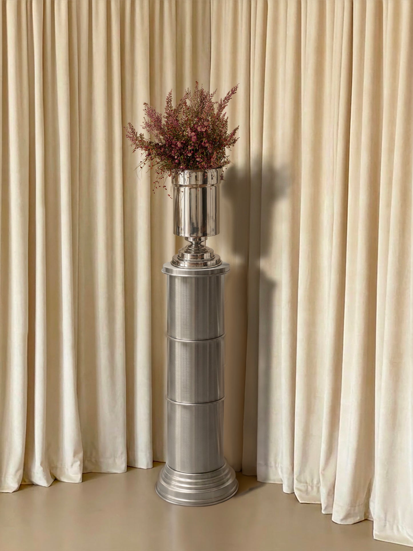colonna piedistallo in metallo per interni eleganti