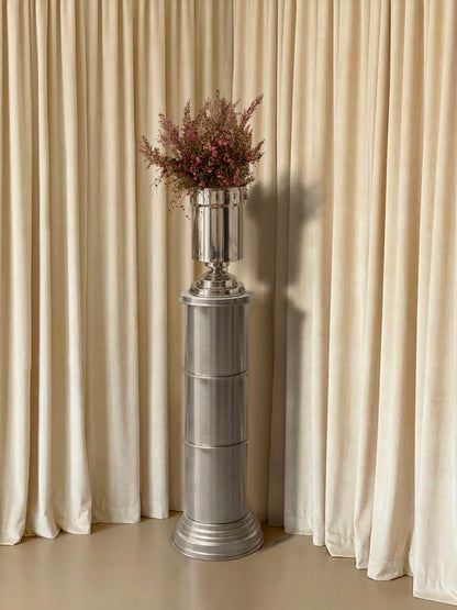 colonna piedistallo in metallo per interni eleganti
