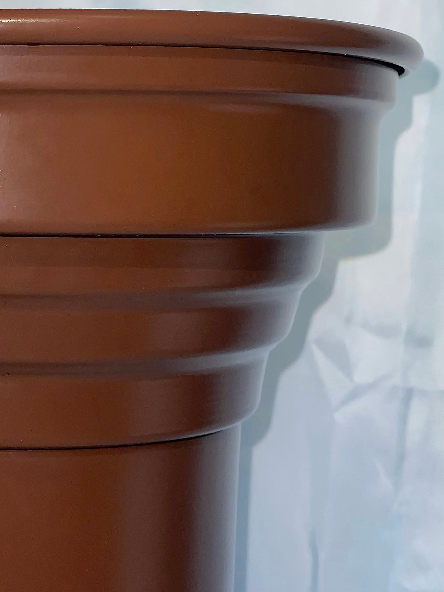 espositore side table in alluminio verniciato chocolate matt