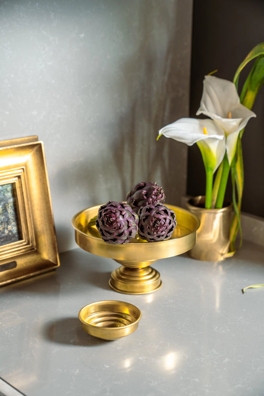 Alzata in ottone lucido con finitura artigianale, decorazione da tavola sofisticata Caspal