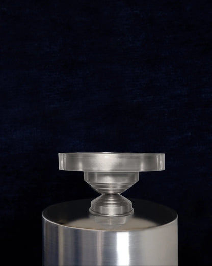 Dettaglio centrotavola in ottone silver plated lavorata a mano, oggetto di collectible design Caspal