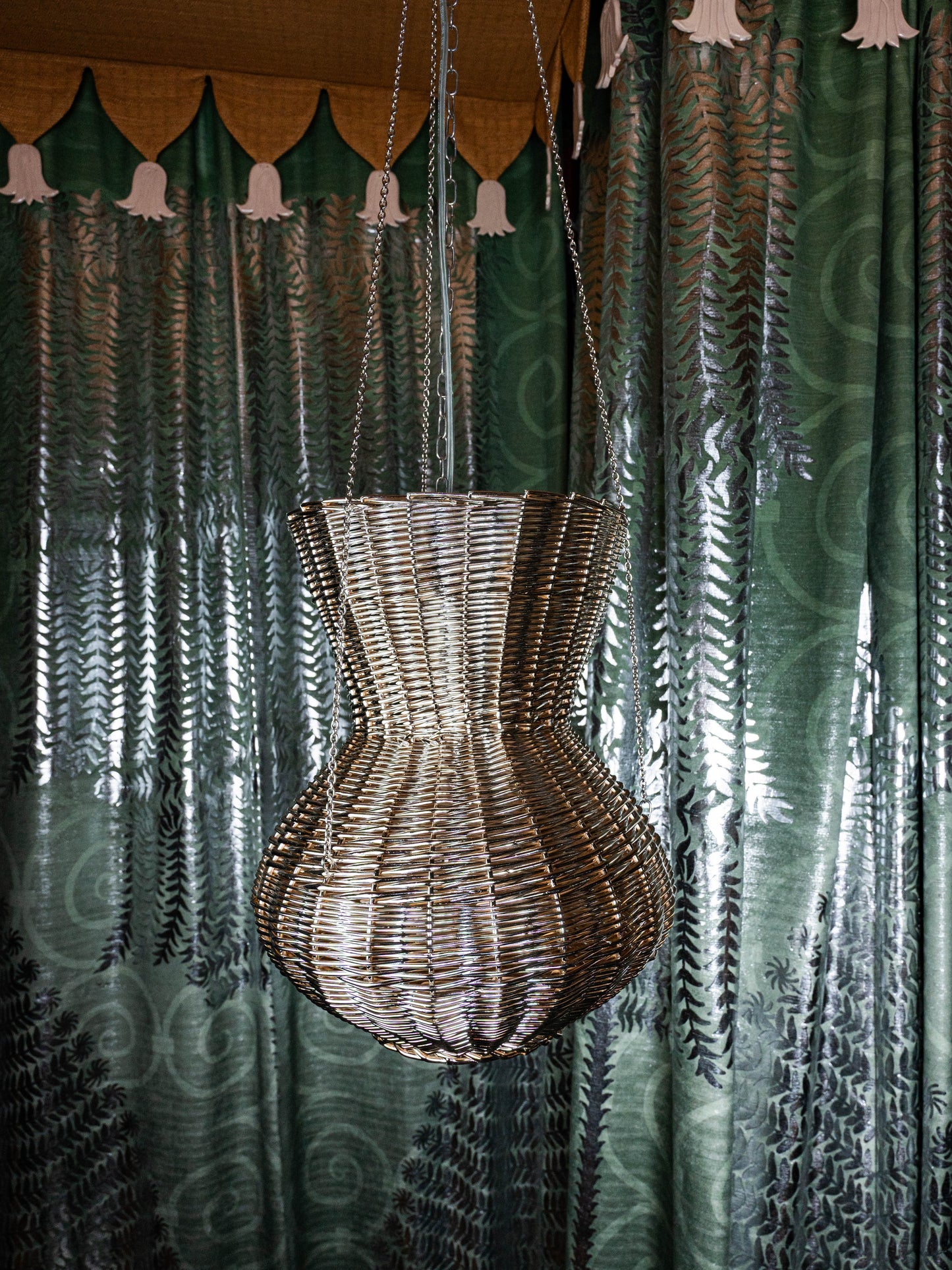 OMAN sculptural chandelier presented in Paris during Paris Design Week