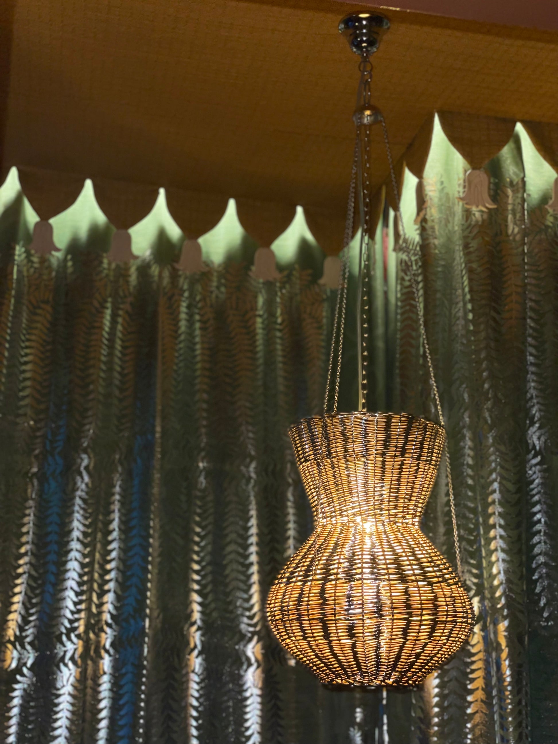 Lampadario scultoreo OMAN presentato a Parigi durante la Paris Design Week
