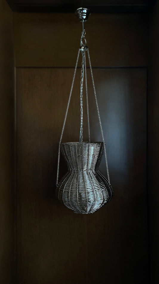 Lampadario scultoreo contemporaneo OMAN in vimini intrecciato metal plated, design Made in Italy