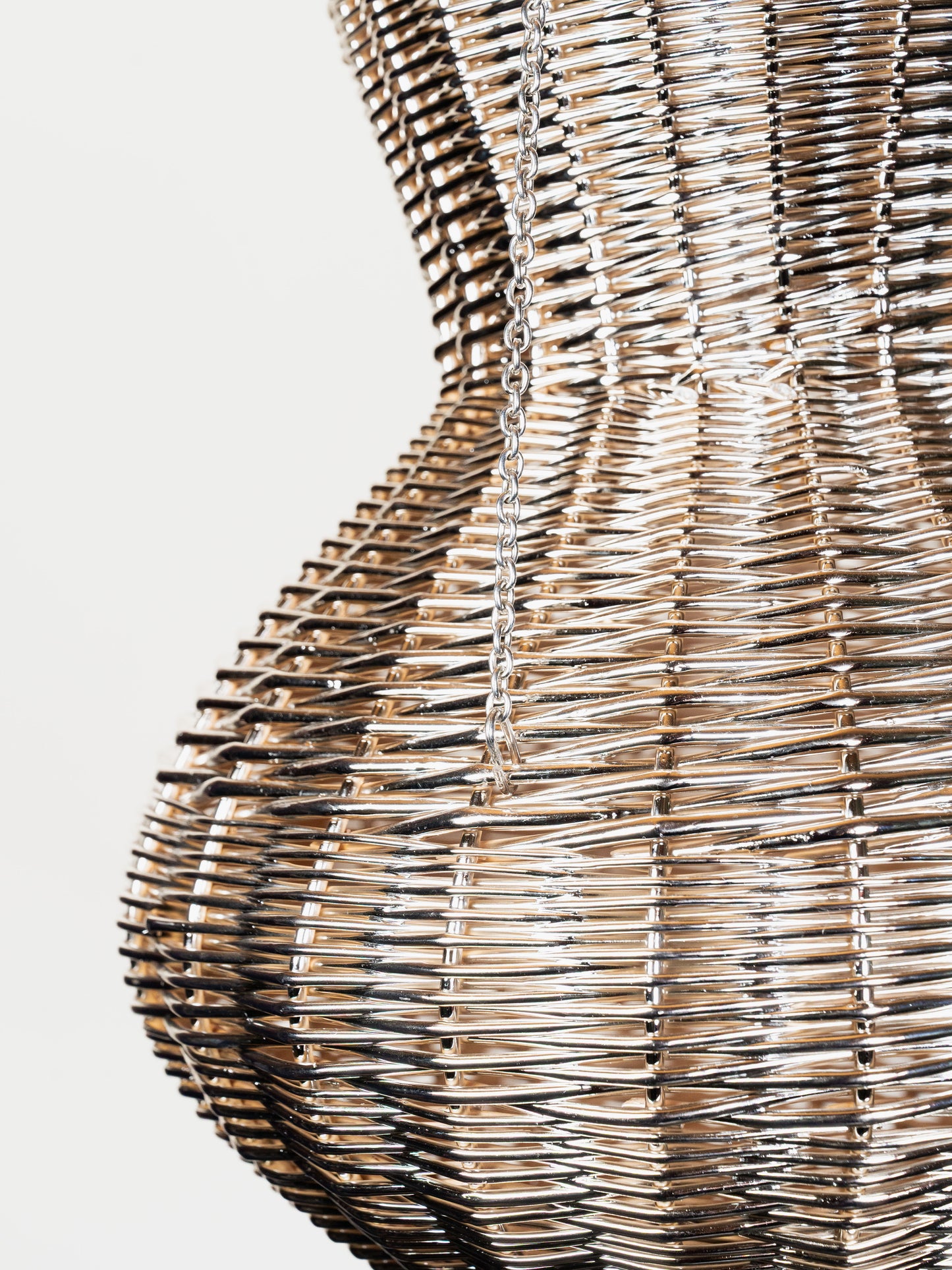 Dettaglio del vimini intrecciato metal plated del lampadario scultoreo OMAN