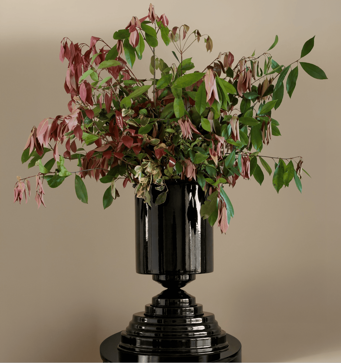 Amphora Maxi – Glossy Black Sculptural Vase Holder in Varnished Aluminium