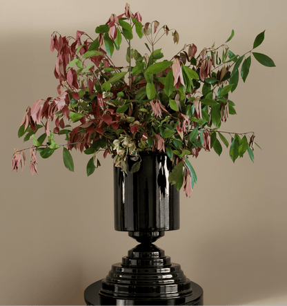 Amphora Maxi – Glossy Black Sculptural Vase Holder in Varnished Aluminium