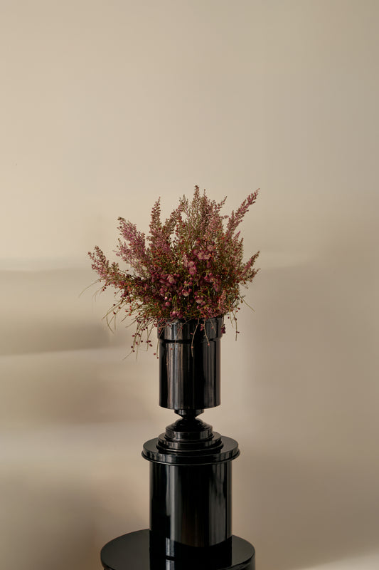 Amphora Varnished Mini Caspal black glossy abbinata a consolle Cabaret, composizione cromatica design italiano