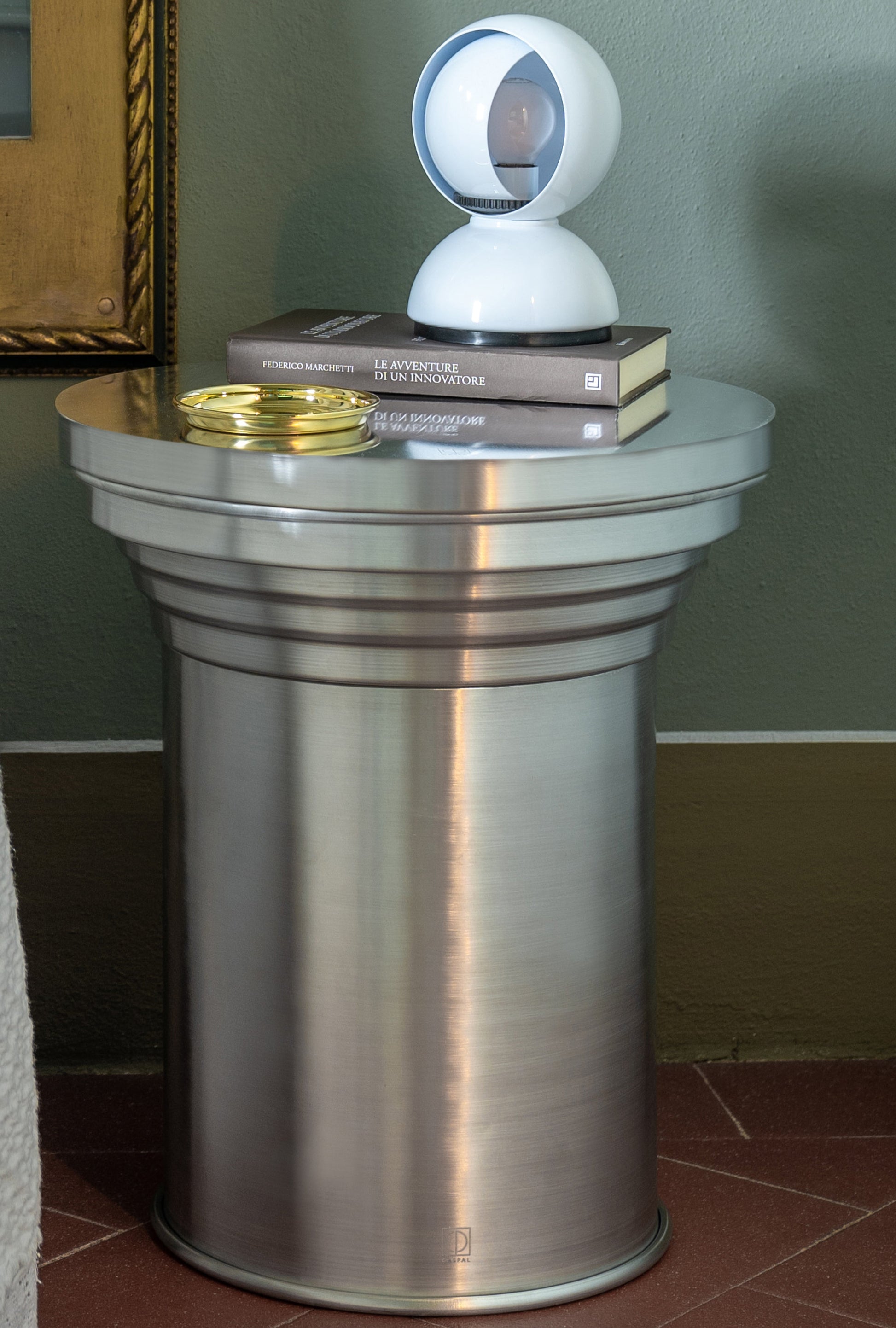 Espositore side table in alluminio spazzolato dal design minimale e contemporaneo - espositore design alluminio