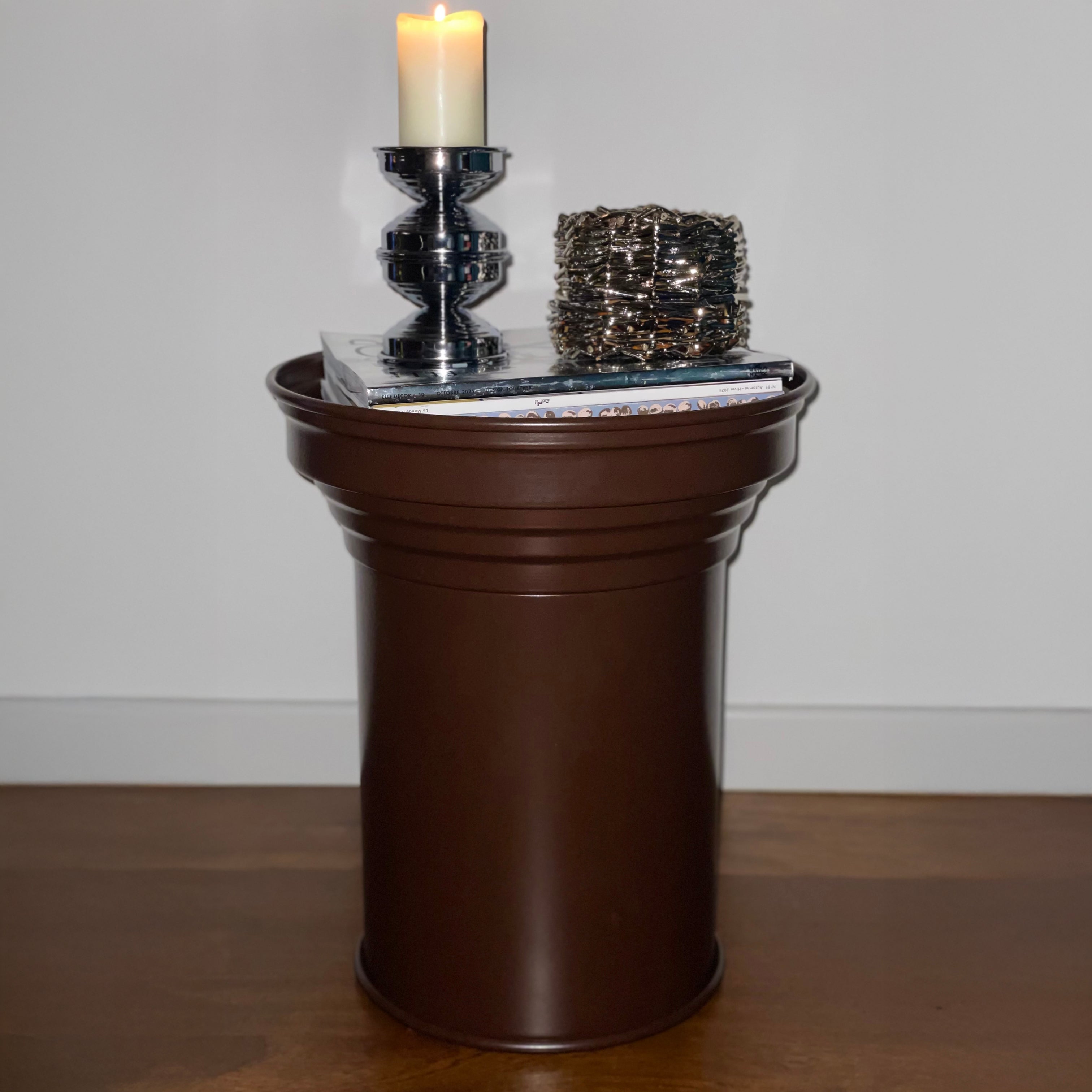 Side table finitura chocolate matt dal design minimale e contemporaneo per interni moderni ed eleganti