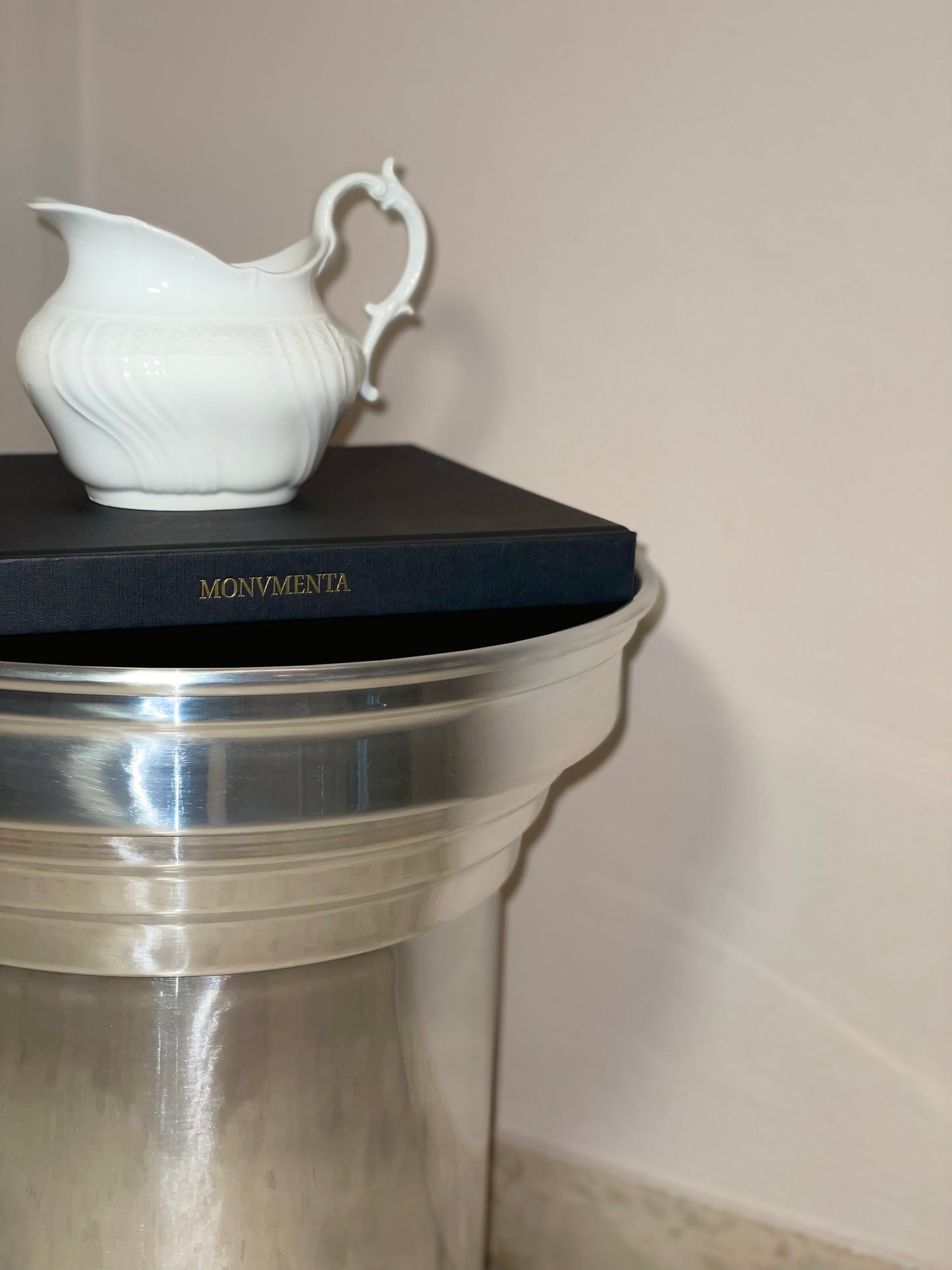 Side table capitello con finitura lucida a specchio, tavolino design contemporaneo effetto mirror.