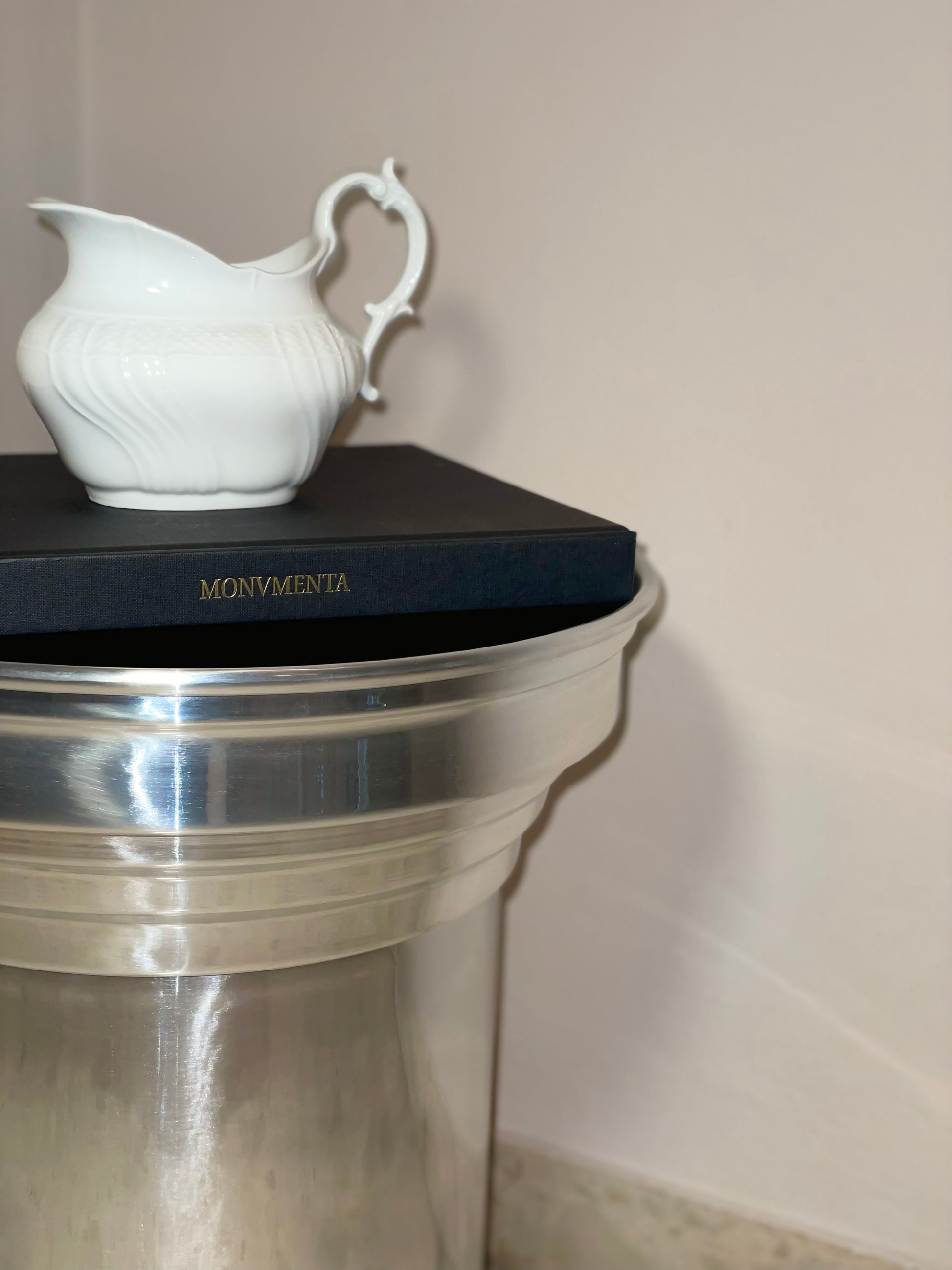 Side table capitello con finitura lucida a specchio, tavolino design contemporaneo effetto mirror.