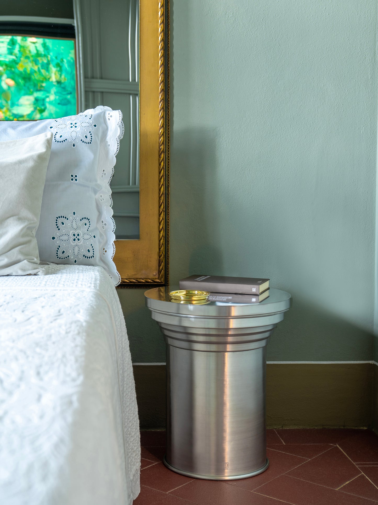 tavolino di design forma a capitello in alluminio satinato design contemporaneo